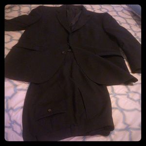 Full kenneth cole suit. Only wear twice. Size 43L.